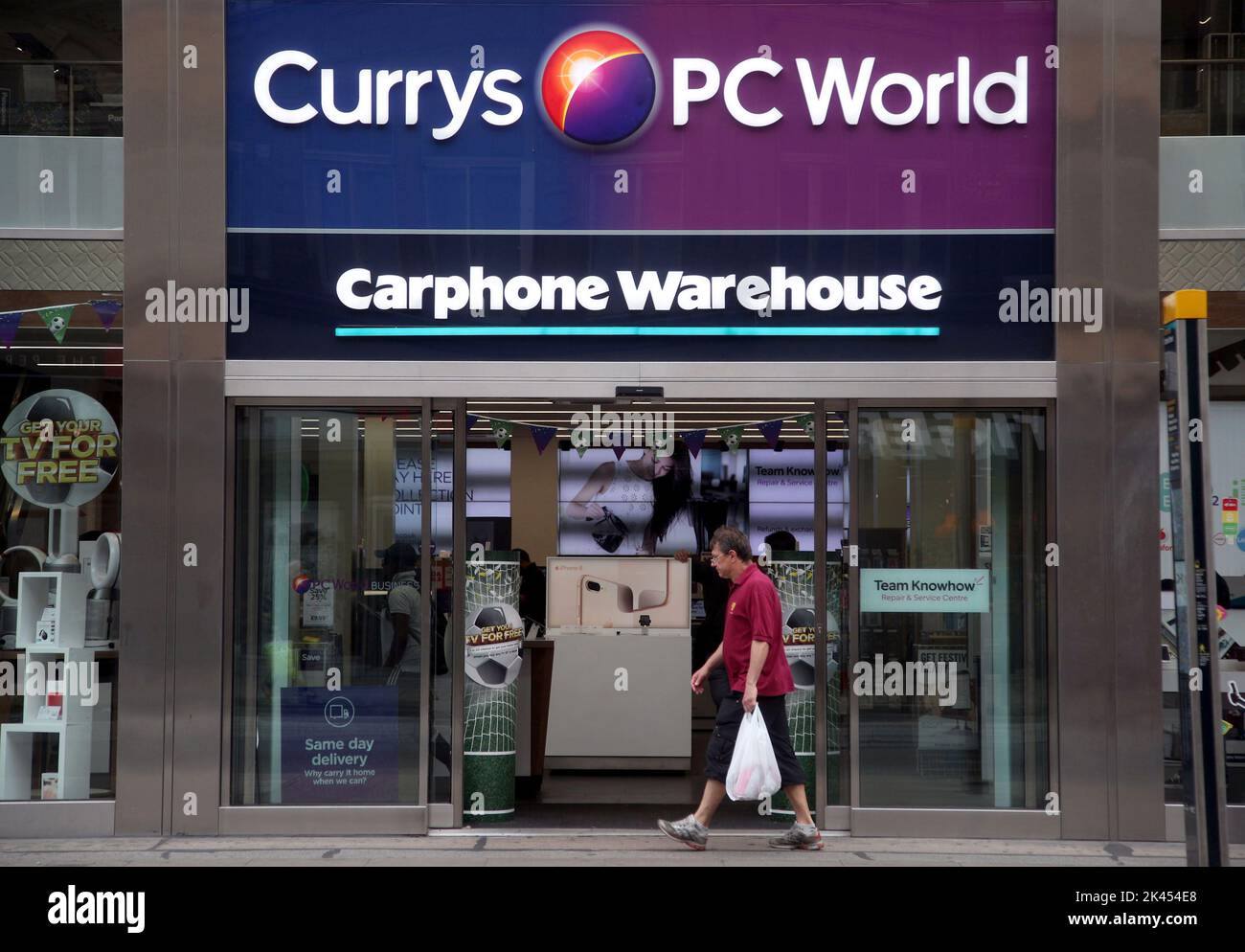 File photo dated 29/05/18 of a branch of Currys PC World, with a Carphone Warehouse inside, on Oxford Street, London. Retail giant Currys is giving another pay rise to its staff under moves to help them cope with the cost-of-living crisis. Hourly rates will increase by a further 3.5% to £10.35 across the UK and to £11.43 in London the third rise in the last 13 months and just one month after the latest increase came into effect. Issue date: Friday September 30, 2022. Stock Photo