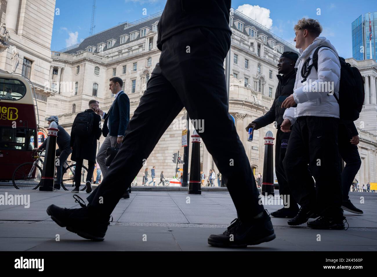 Londoners walk past the Bank of England during  Prime Minister Liz Truss and her Chancellor Kwasi Kwarteng's economic crisis, in the City of London, the capital's financial district, on 29th September 2022, in the City of London, England. Stock Photo