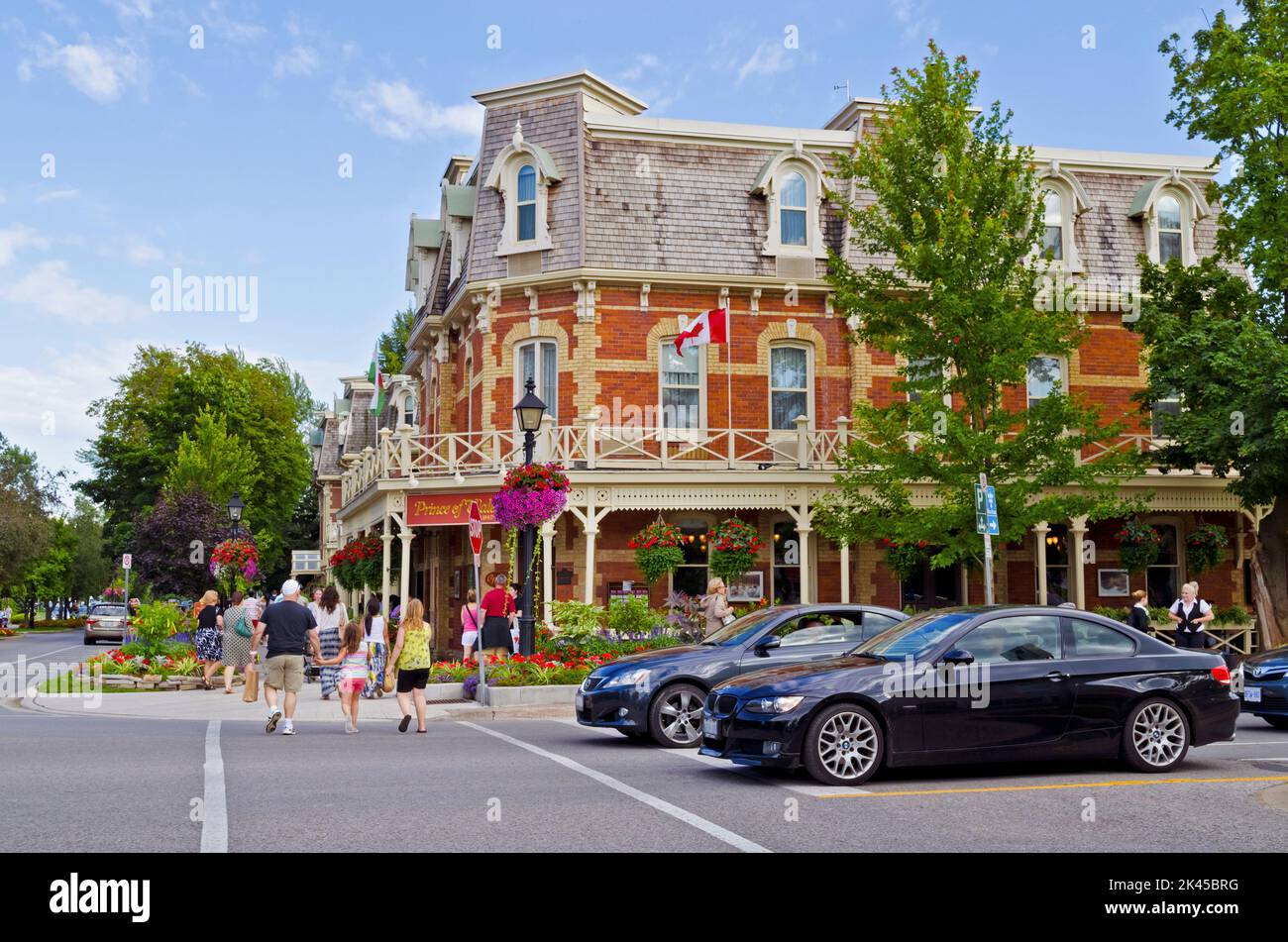 Niagara-on-the-Lake, Ontario, Canada.  Tourists near the Prince-of-Wales hotel in NOTL, ON. Stock Photo