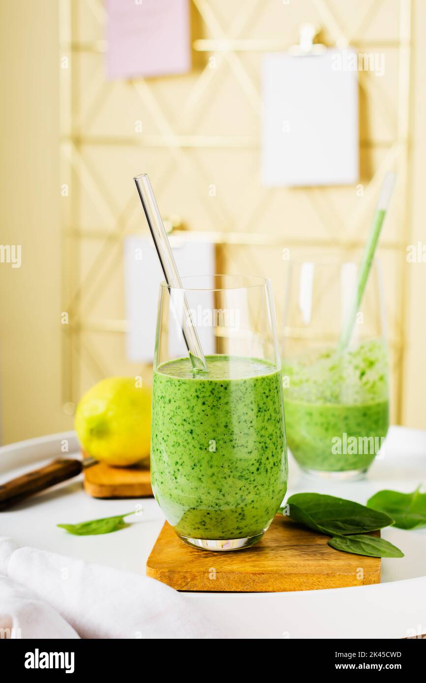 Healthy green smoothie, spinach, kiwi and lemon Stock Photo Alamy