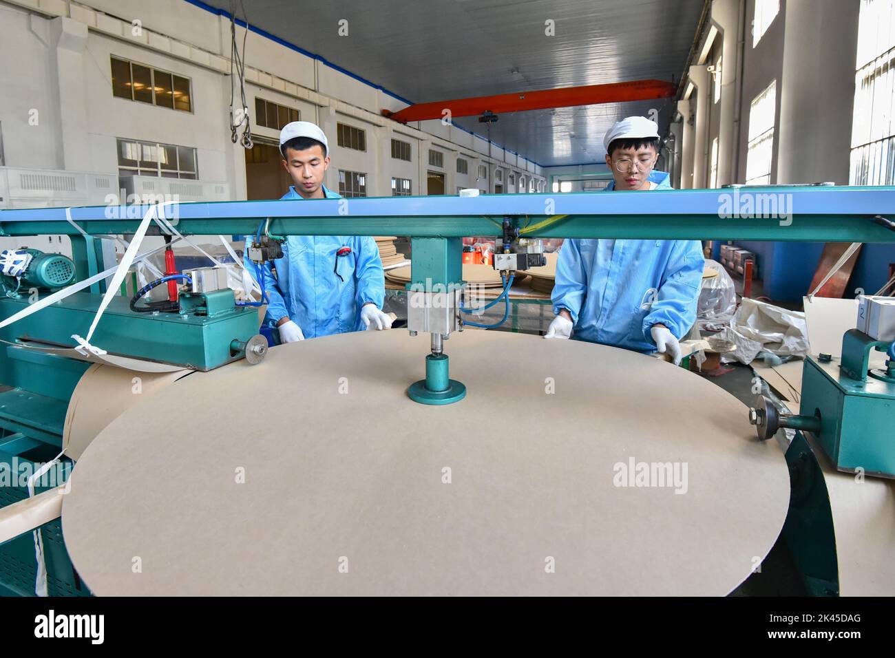 QINGZHOU, CHINA - SEPTEMBER 30, 2022 - Workers process materials at a workshop of an electrical production enterprise in Qingzhou Economic Development Stock Photo