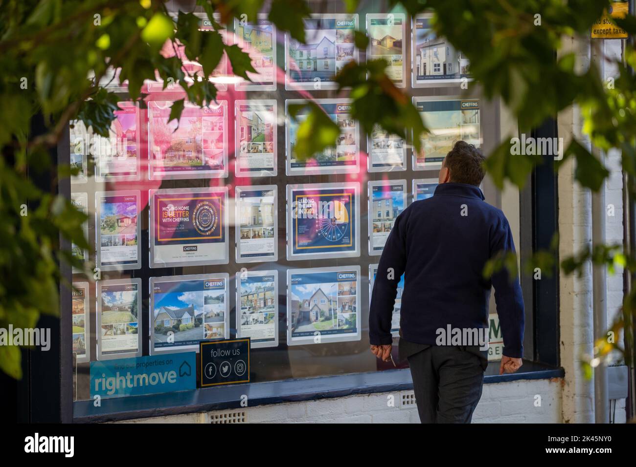 PIC BY GEOFF ROBINSON PHOTOGRAPHY 07976 880732.  Picture dated September 29th shows people looking in estate agents windows in Ely,Cambridgeshire, as the worry about mortgage rises continue.   A mortgages “ticking time bomb” awaits if UK interest rates rises follow market predictions, Martin Lewis has warned. Speaking on ITV’s Good Morning Britain, the consumer champion suggested those with variable rate mortgages or fixed-rate deals coming to an end in the next three to five months could go on a comparison website to see what is currently available. Stock Photo