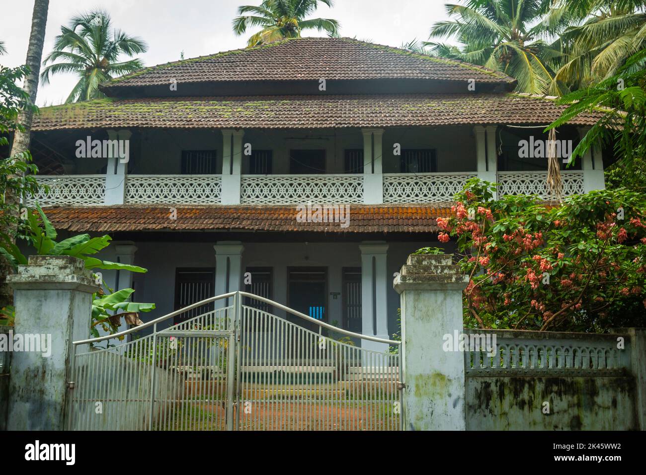 Old house kerala hi-res stock photography and images - Alamy