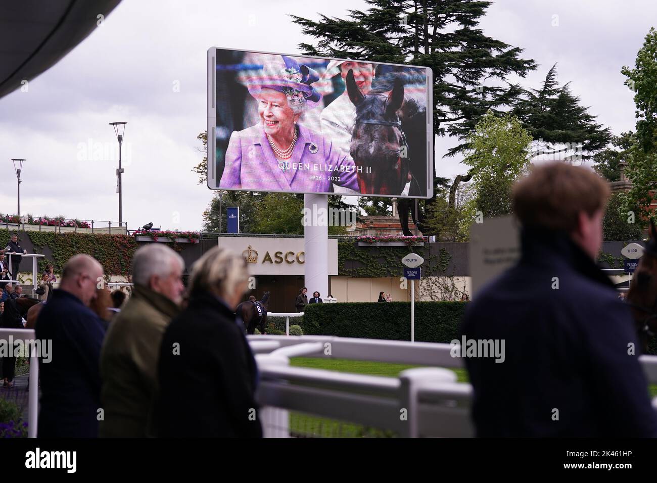 A message of remembrance is seen on the big screen during minute's silence in memory of Queen Elizabeth II before the Peroni Nastro Azzurro Amateur Jockeys' Handicap during day one of the Peroni Italia Autumn Racing Weekend at Ascot racecourse. Picture date: Friday September 30, 2022. Stock Photo