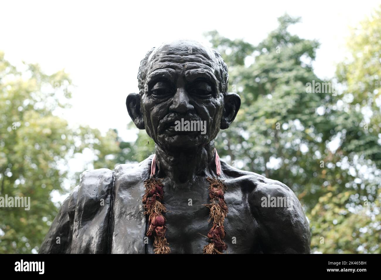 London ghandi statue hi-res stock photography and images - Alamy