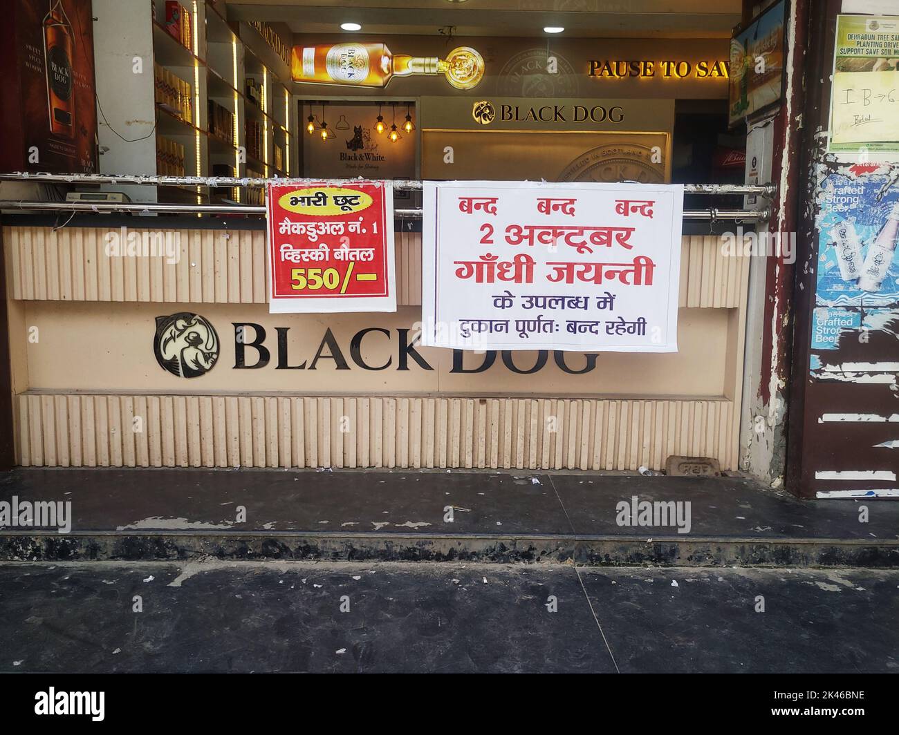 September 30th, 2022. Dehradun City Uttarakhand India. A banner outside a liquor shop for Dry Day on the 2nd of October. On Gandhi Jayanti no liquor sellin Stock Photo