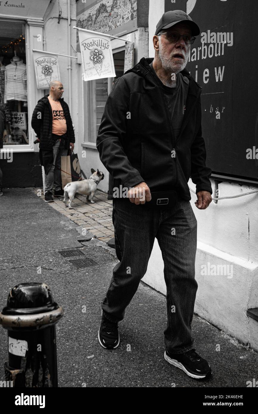 Black man walking shop hi-res stock photography and images - Alamy