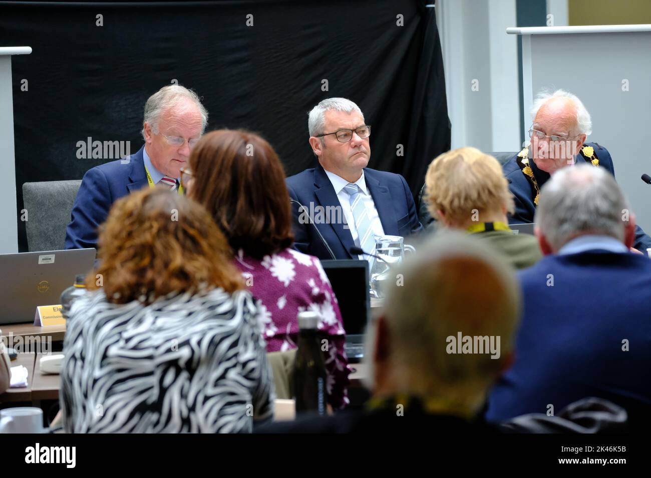 Hereford, Herefordshire, UK – Friday 30th September 2022 – Herefordshire Council called an Extraordinary Meeting today to discuss the recent Ofsted inspection report which found the councils Children’s Services department to be Inadequate in four judgements. Photo shows Herefordshire Council Chief Executive Paul Walker ( centre ) listening to the extraordinary meeting. Photo Steven May / Alamy Live News Stock Photo