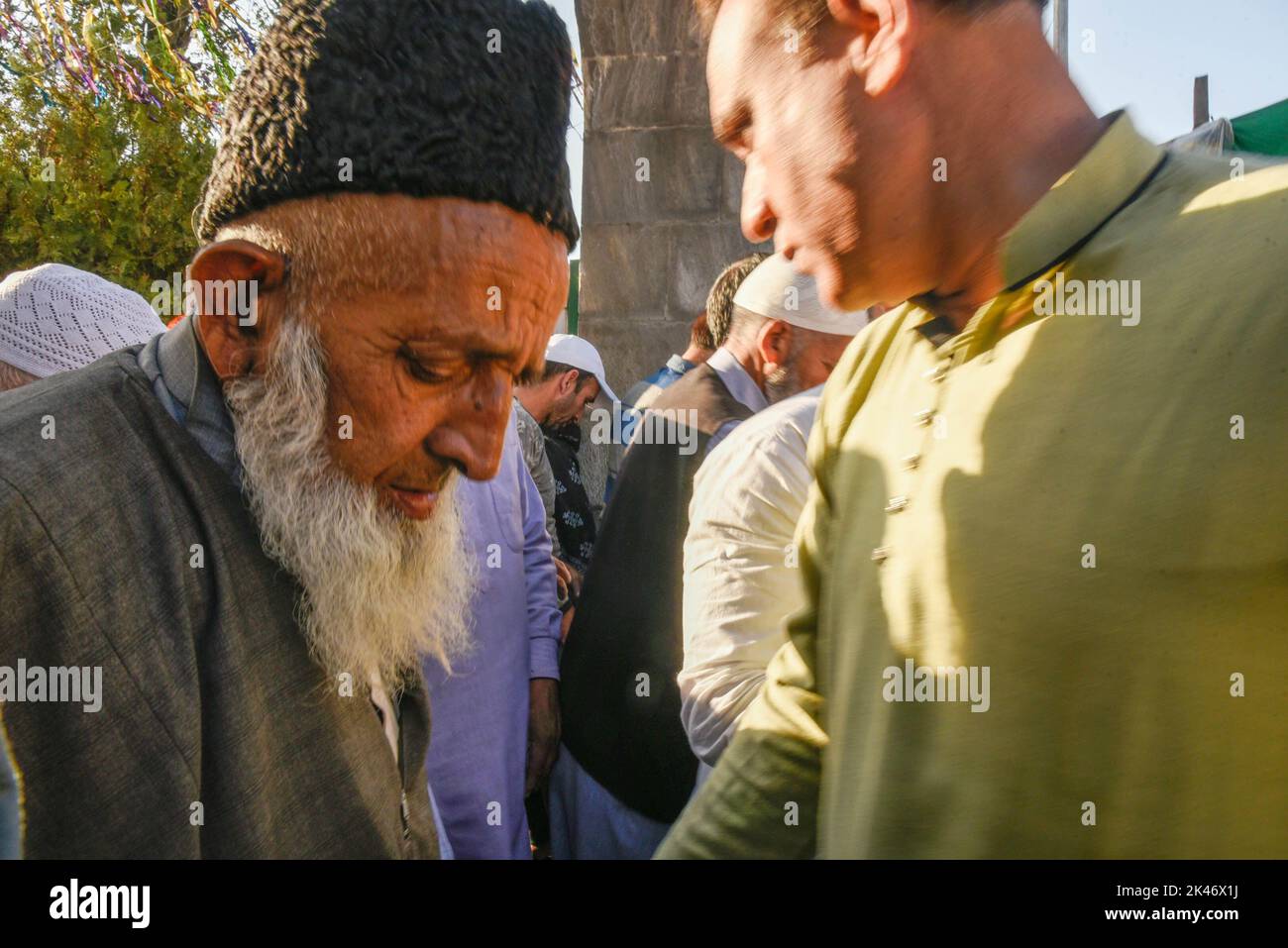 Srinagar, India. 30th Sep, 2022. Muslim devotees enter and leave from Sufi Shrine in Srinagar. Thousands of Muslims gathered to offer annual congregational prayer 'Khoja Digar'', a special mass prayer on the 3rd of Rabi-ul-Awwal, the third month of the Islamic calendar, at the shrine of Sufi Saint Khawaja Naqashband during his death anniversary. (Photo by Idrees Abbas/SOPA Images/Sipa USA) Credit: Sipa USA/Alamy Live News Stock Photo