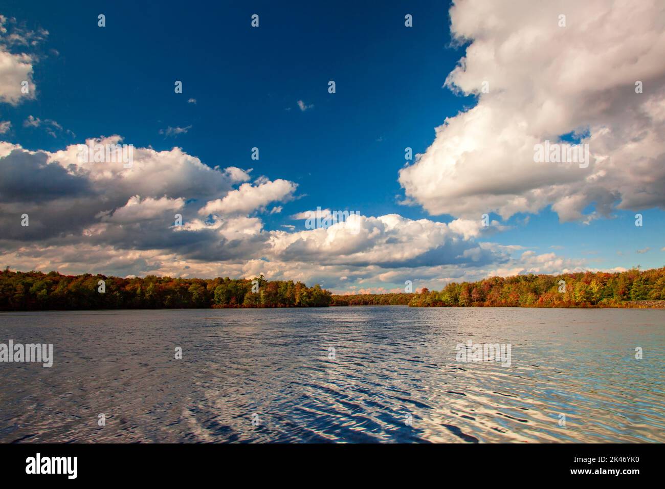 Cumulus clouds tower over 170-acre Tobyhanna Lake at Tobyhanna State Park in Pennsylvania's Pocono Mountains, Stock Photo