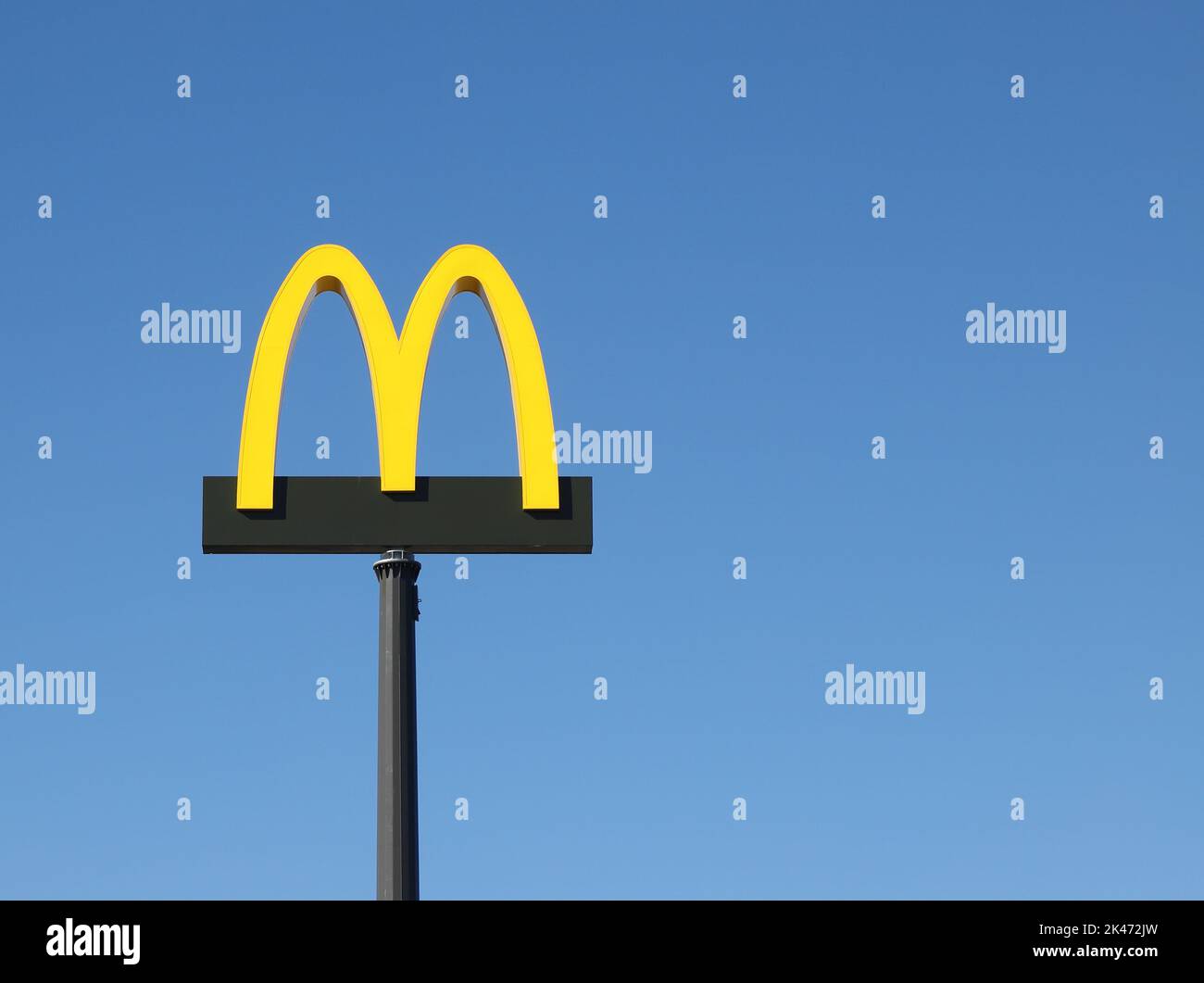 Mcdonalds hamburgers sign hi-res stock photography and images - Alamy
