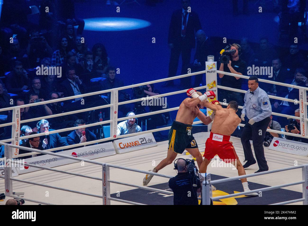 11-28-2015 Dusseldorf, Germany. Wladimir Klitschko misses with a left and Tyson Fury tries to shoot with a right overhand.  T. Weeks - referee, Carl F Stock Photo