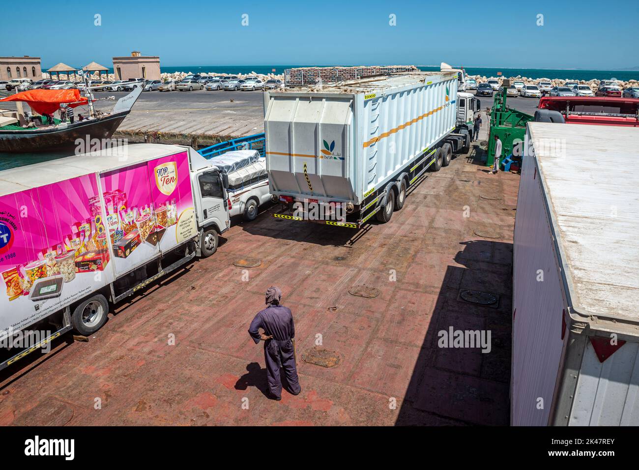 Loading trucks on the ferry to Masirah Island, Shannah, Oman Stock Photo