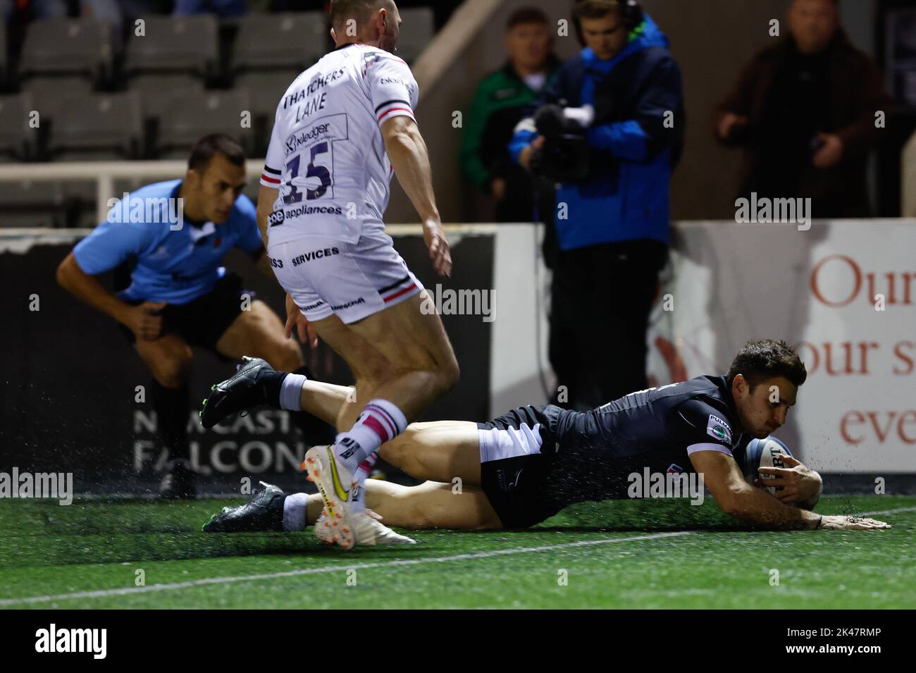 Newcastle, UK. 10th Sep, 2022. Mateo Carreras of Newcastle Falcons scores the open during the Gallagher Premiership match between Newcastle Falcons and Bristol at Kingston Park, Newcastle on Friday 30th September 2022. (Credit: Chris Lishman | MI News) Credit: MI News & Sport /Alamy Live News Stock Photo
