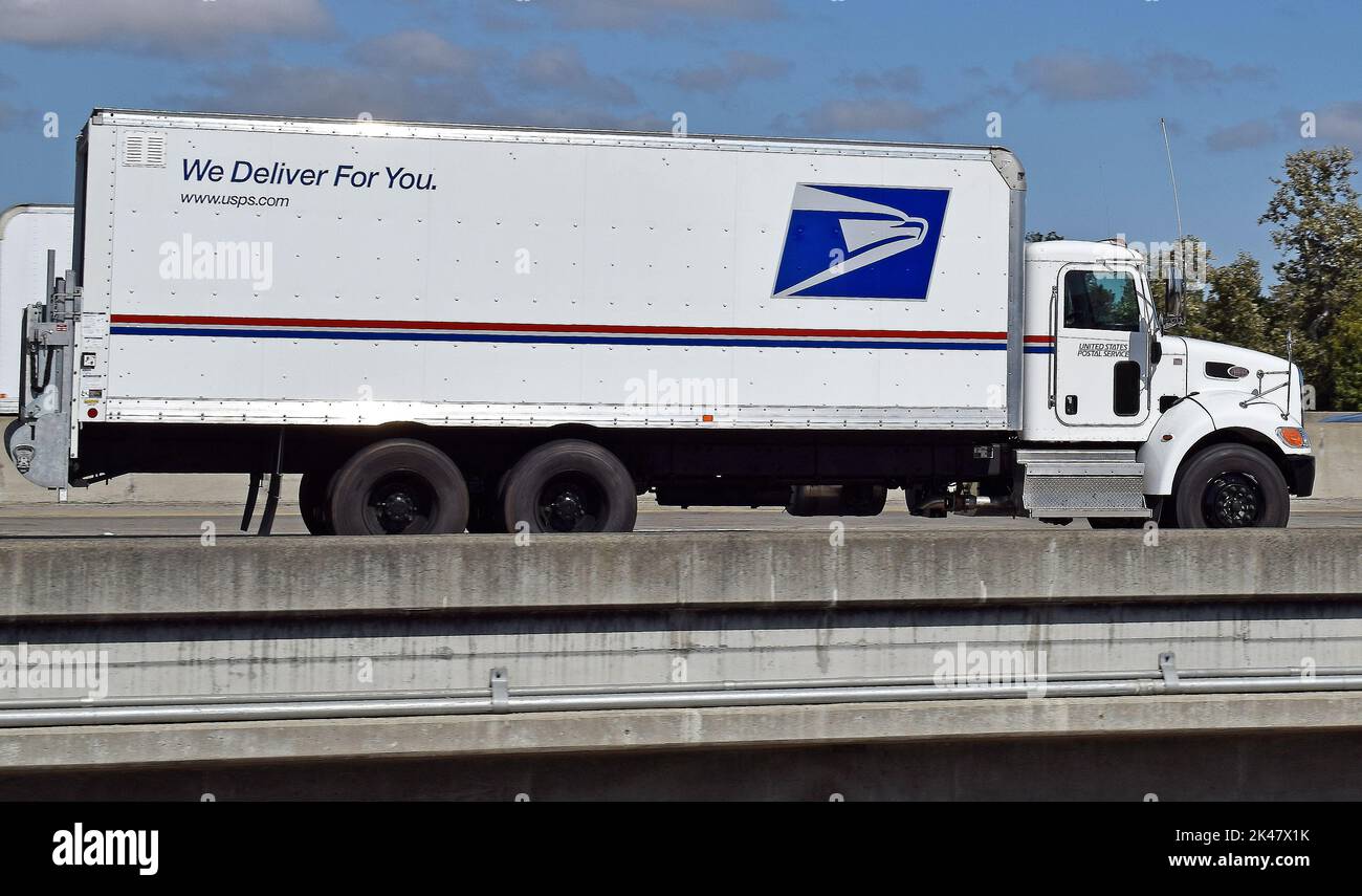 United States Post Office truck on 880 freeway in Union City, California Stock Photo