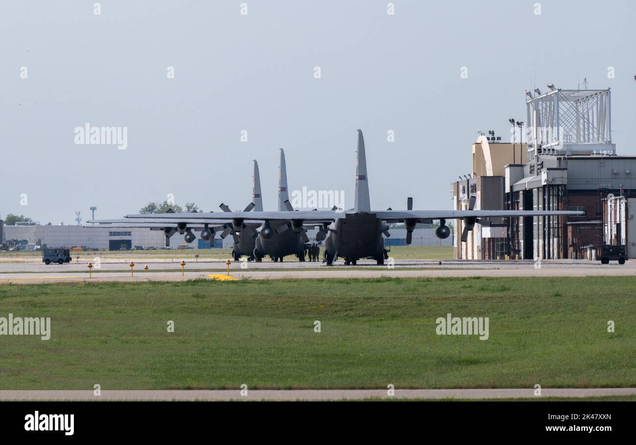 A line of three C-130H Hercules aircraft lined up on the ramp for the Minnesota Air National Guard Stock Photo