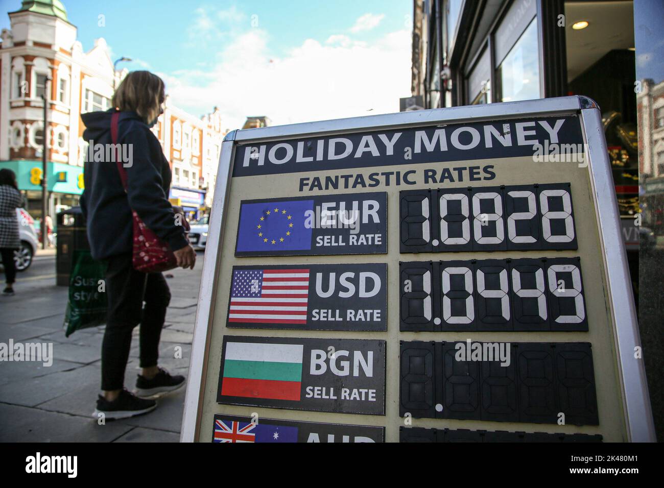 Currency exchange board 2022 hi-res stock photography and images - Alamy