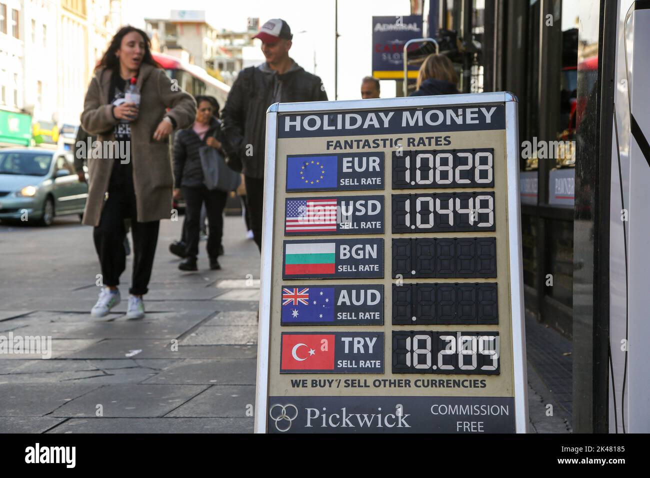 Currency exchange board 2022 hi-res stock photography and images - Alamy