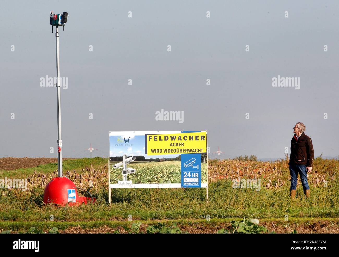 Dortmund, Germany. 29th Sep, 2022. With video cameras and a huge warning sign, farmer Dirk Schulte-Uebbing is trying to protect his pumpkin field from thieves. Fruit and vegetable thieves worry many farmers. Sometimes perpetrators came to the field at night with trailers or vans and packed them full. (to dpa: 'Stealing apples with a trailer - fruit thieves cause farmers problems') Credit: Roland Weihrauch/dpa/Alamy Live News Stock Photo
