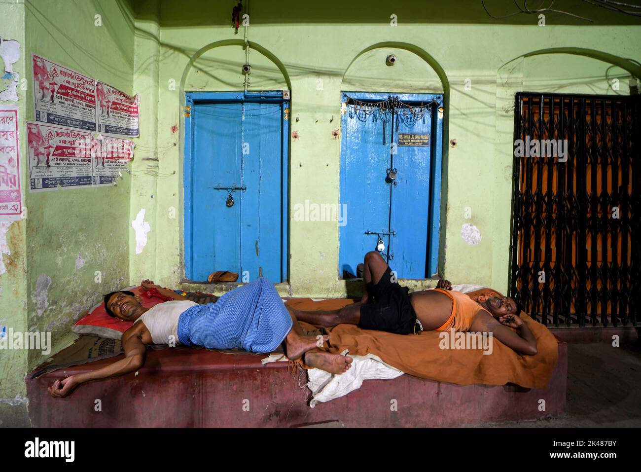 Kolkata, India. 30th Sep, 2022. Poor citizens seen sleeping on the streets of Kolkata. (Photo by Avishek Das / SOPA Images/Sipa USA) Credit: Sipa US/Alamy Live News Stock Photo