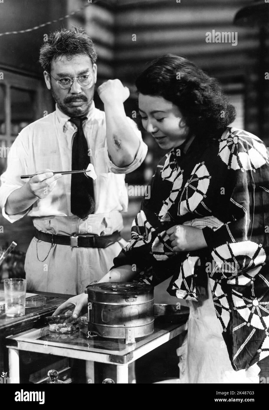 TAKASHI SHIMURA and CHIEKO NAKAKITA in DRUNKEN ANGEL / YOIDORE TENSHI 1948 director AKIRA KUROSAWA Toho Company Stock Photo