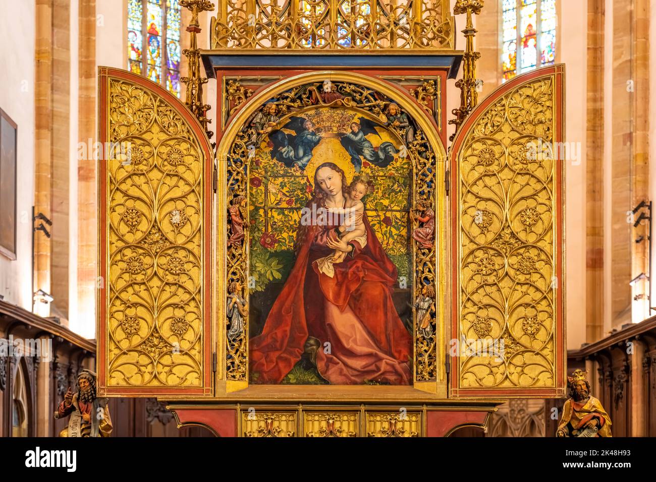 Madonna im Rosenhag von Martin Schongauer im Innenraum der Dominikanerkirche in Colmar, Elsass, Frankreich  |  Martin Schongauer's masterwork La Vierg Stock Photo