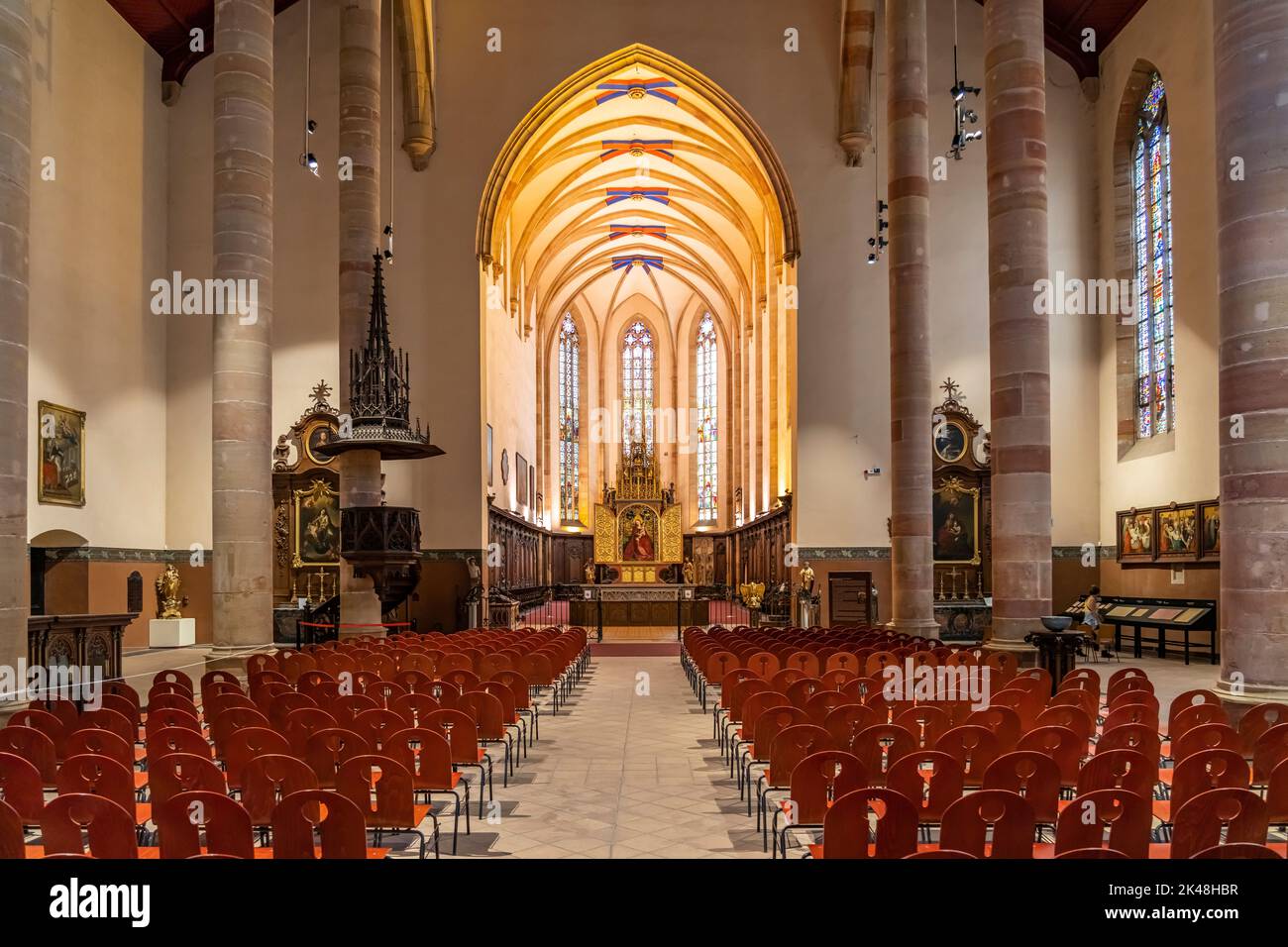 Innenraum der Dominikanerkirche in Colmar, Elsass, Frankreich  |  The Dominican Church interior in Colmar, Alsace, France Stock Photo