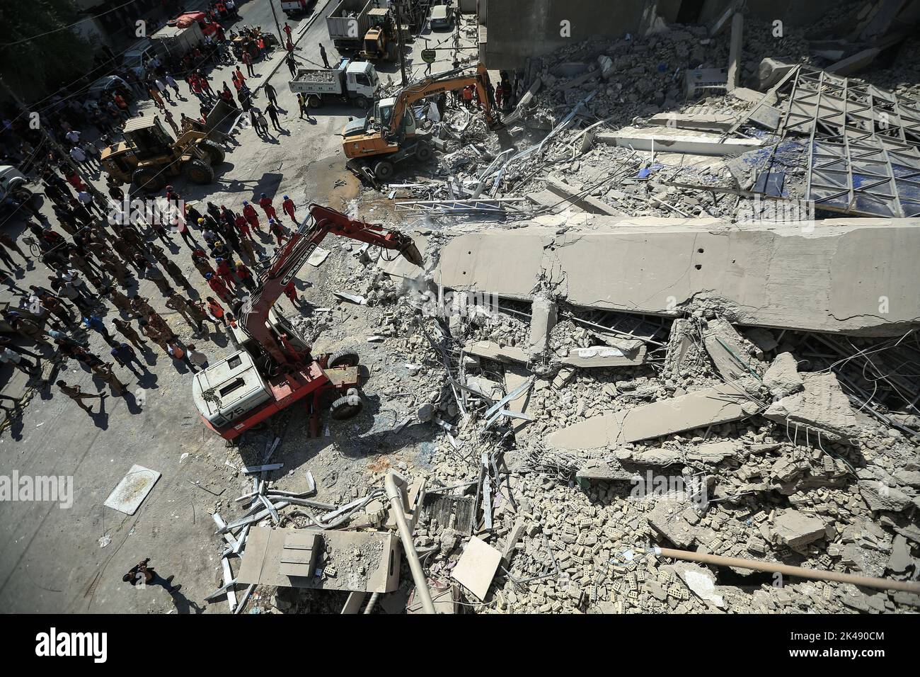 Baghdad, Iraq. 01st Oct, 2022. Iraqi emergency and rescue personnel ...