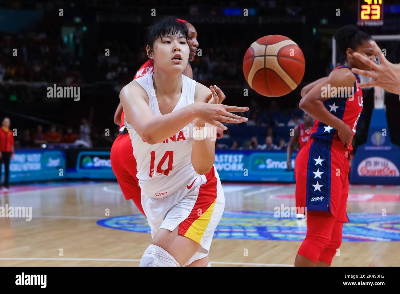 Sydney, Australia, 1 October, 2022. Yueru Li of China defends during ...