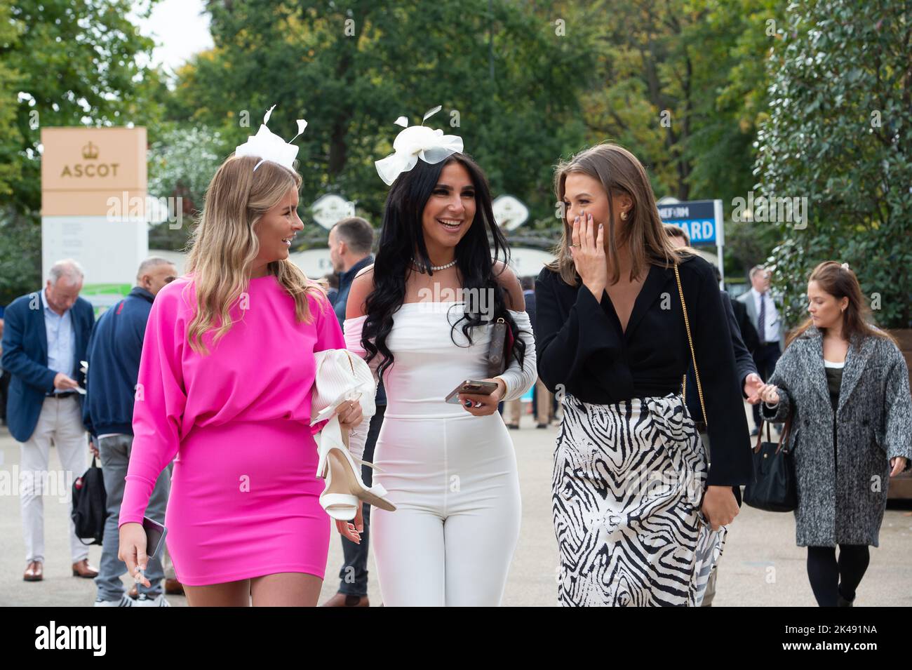Ascot, Berkshire, UK. 1st October, 2022. Racegoers arriving at Ascot ...