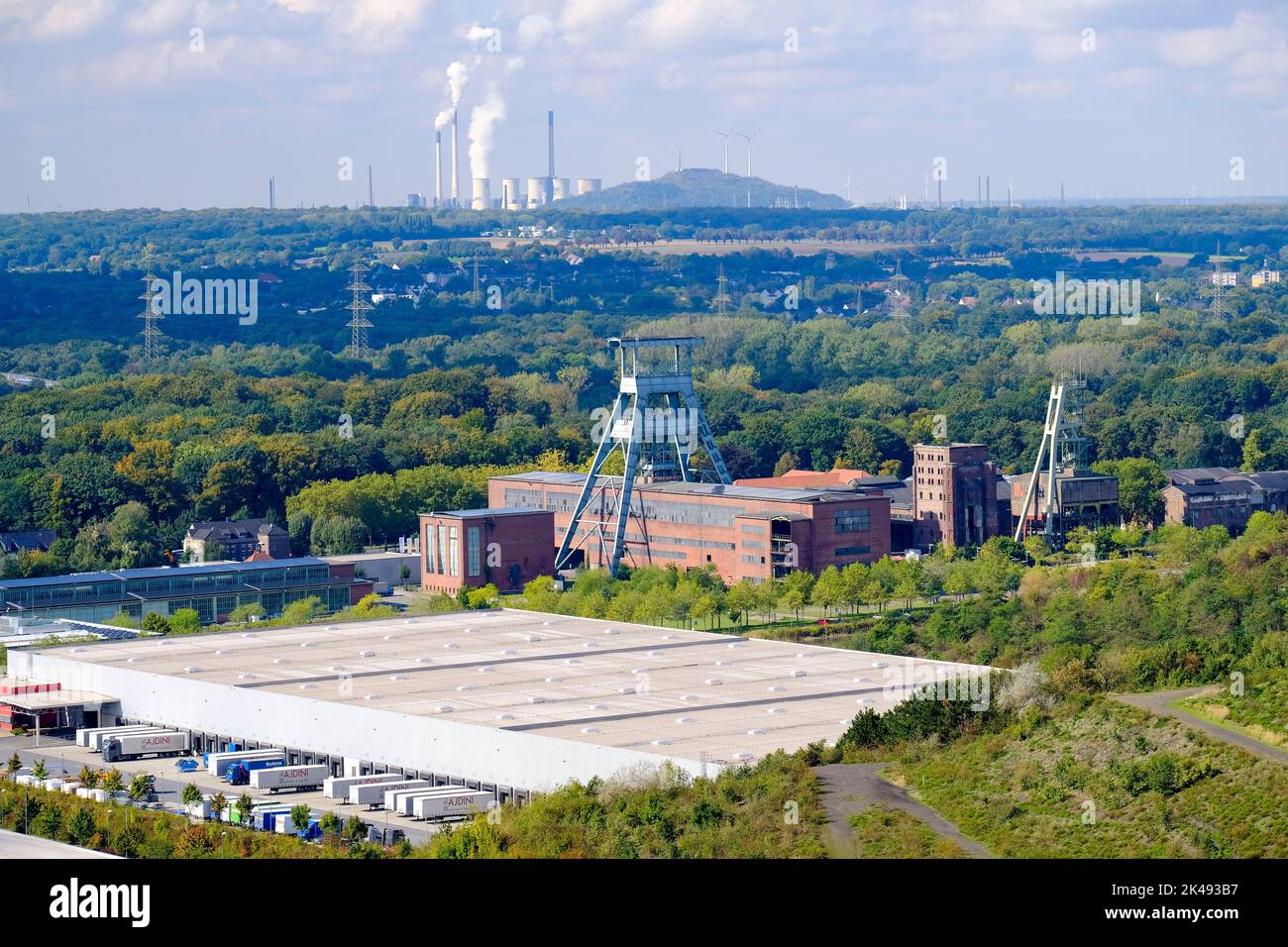 DEU, Deutschland, Nordrhein-Westfalen, Ruhrgebiet, Recklinghausen-Hochlarmark, 29.09.2022: Blick von der Halde Hoheward im Emscher-Landschaftspark in Stock Photo