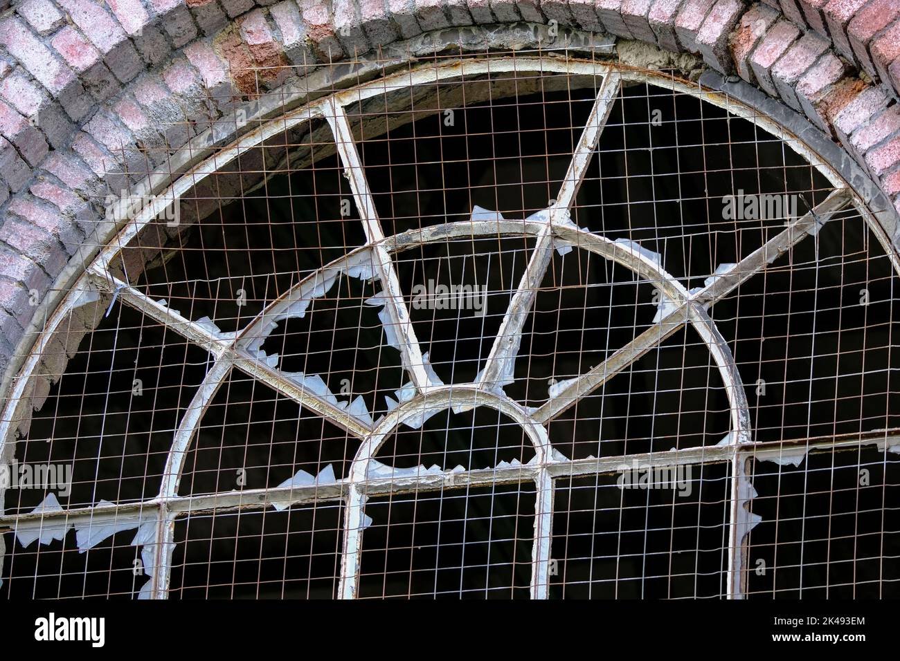 DEU, Deutschland, Nordrhein-Westfalen, Ruhrgebiet, Recklinghausen-Hochlarmark, 29.09.2022: zerschlagenes Glasfenster in einem Gebaeude der ehemalige Z Stock Photo