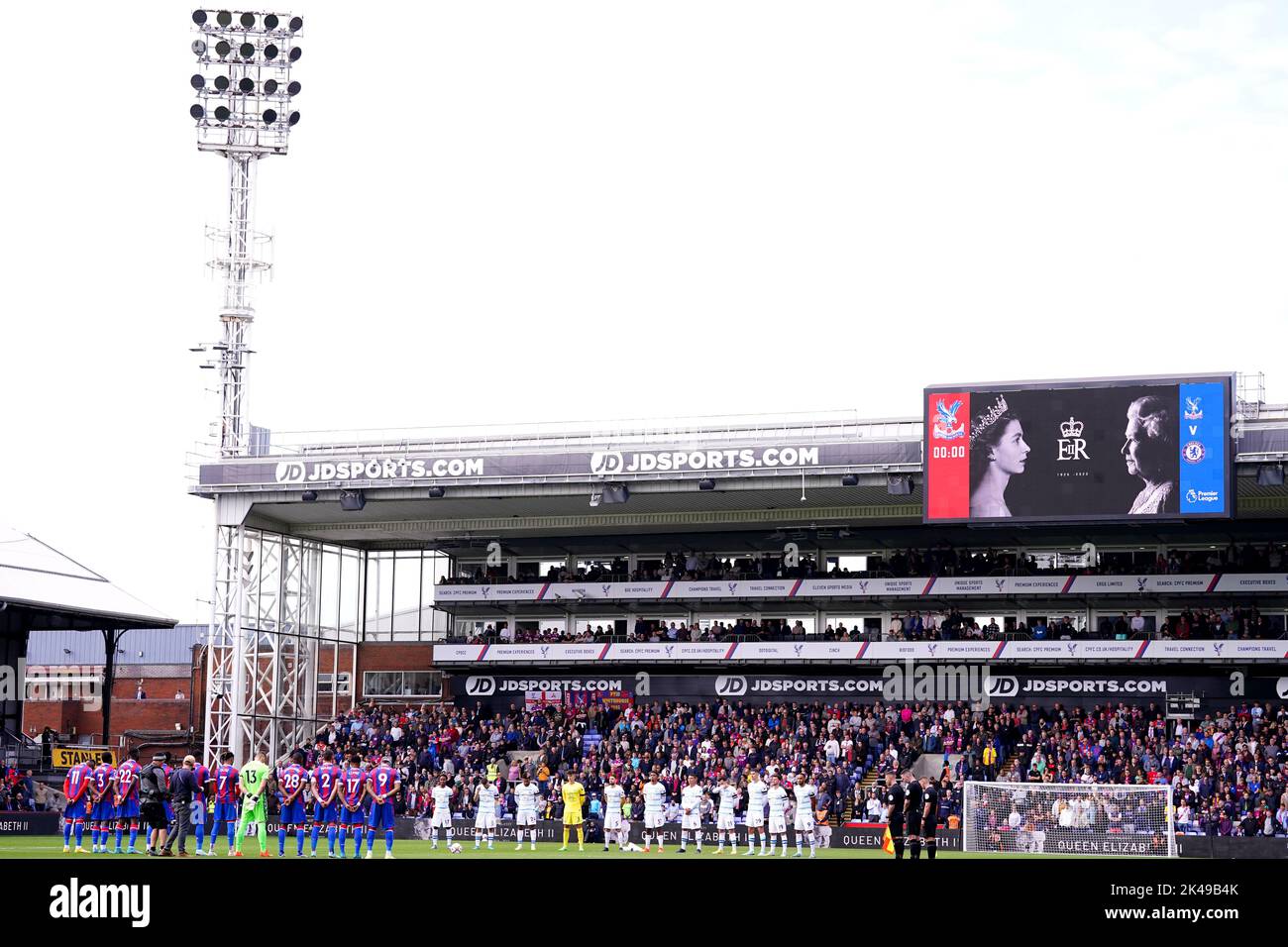 Players, fans and match officials observe a minute's silence in memory of Queen Elizabeth II, ahead of the Premier League match at Selhurst Park, London. Picture date: Saturday October 1, 2022. Stock Photo