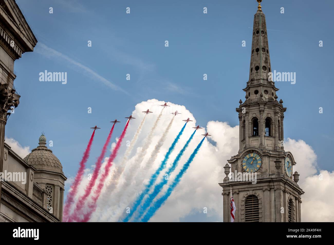 RAF Red Arrows flypast to commemorate the Queen's Platinum Jubilee, Trafalgar Square, London, England, UK Stock Photo