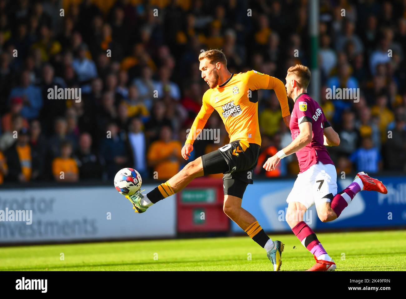 Cambridge, UK. 1st October 2022Tom Barkhuizen (7 Derby) challenges Sam Smith (10 Cambridge United) during the Sky Bet League 1 match between Cambridge United and Derby County at the R Costings Abbey Stadium, Cambridge on Saturday 1st October 2022. (Credit: Kevin Hodgson | MI News) Credit: MI News & Sport /Alamy Live News Stock Photo