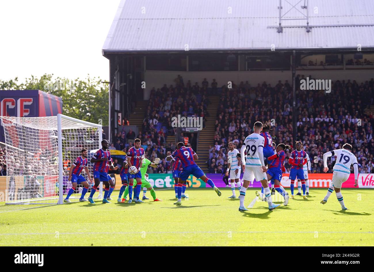 Chelsea's Mason Mount (right) takes a free kick during the Premier League match at Selhurst Park, London. Picture date: Saturday October 1, 2022. Stock Photo