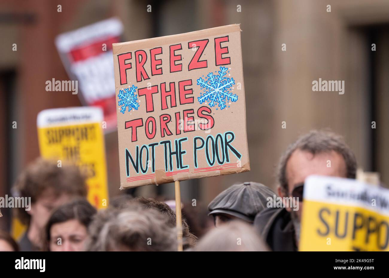 'Freeze the tories not the poor' sign highlighting  fuel poverty. Piccadilly Gardens Manchester, UK. 01st Oct, 2022. ENOUGH IS ENOUGH DEMONSTRATION MANCHESTER UK 1ST OCTOBER 2022 Picture credit garyroberts/worldwidefeatures. Credit: GaryRobertsphotography/Alamy Live NewsManchester, UK. 01st Oct, 2022. ENOUGH IS ENOUGH DEMONSTRATION MANCHESTER UK 1ST OCTOBER 2022 Picture credit garyroberts/worldwidefeatures. Credit: GaryRobertsphotography/Alamy Live News Stock Photo