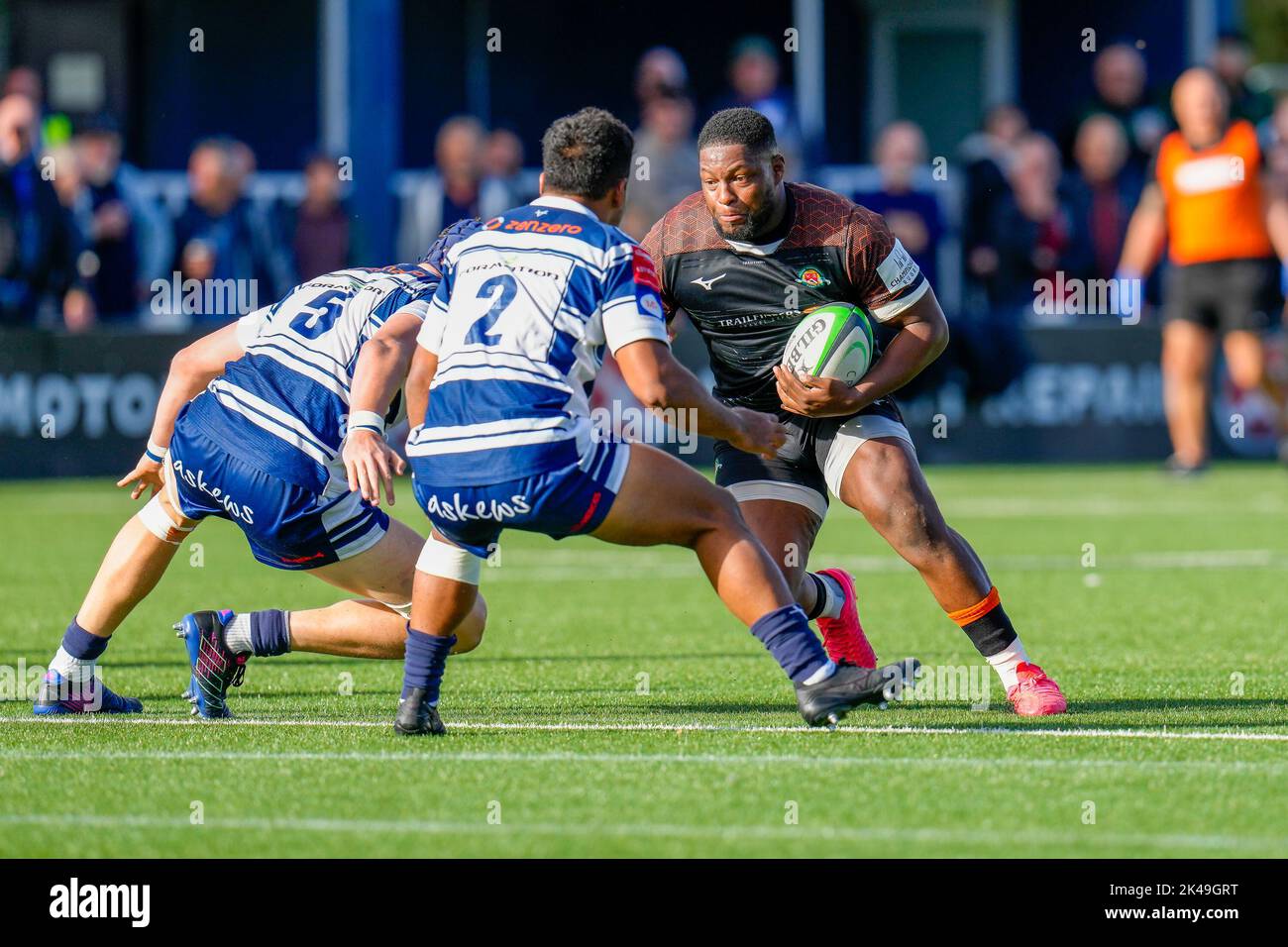 Coventry, UK. 12th Sep, 2022. Simon UZOKWE (7) of Ealing Trailfinders (right) during the Greene King IPA Championship match between Coventry and Ealing Trailfinders at Butts Arena, Coventry, England on 1 October 2022. Photo by David Horn. Credit: PRiME Media Images/Alamy Live News Stock Photo