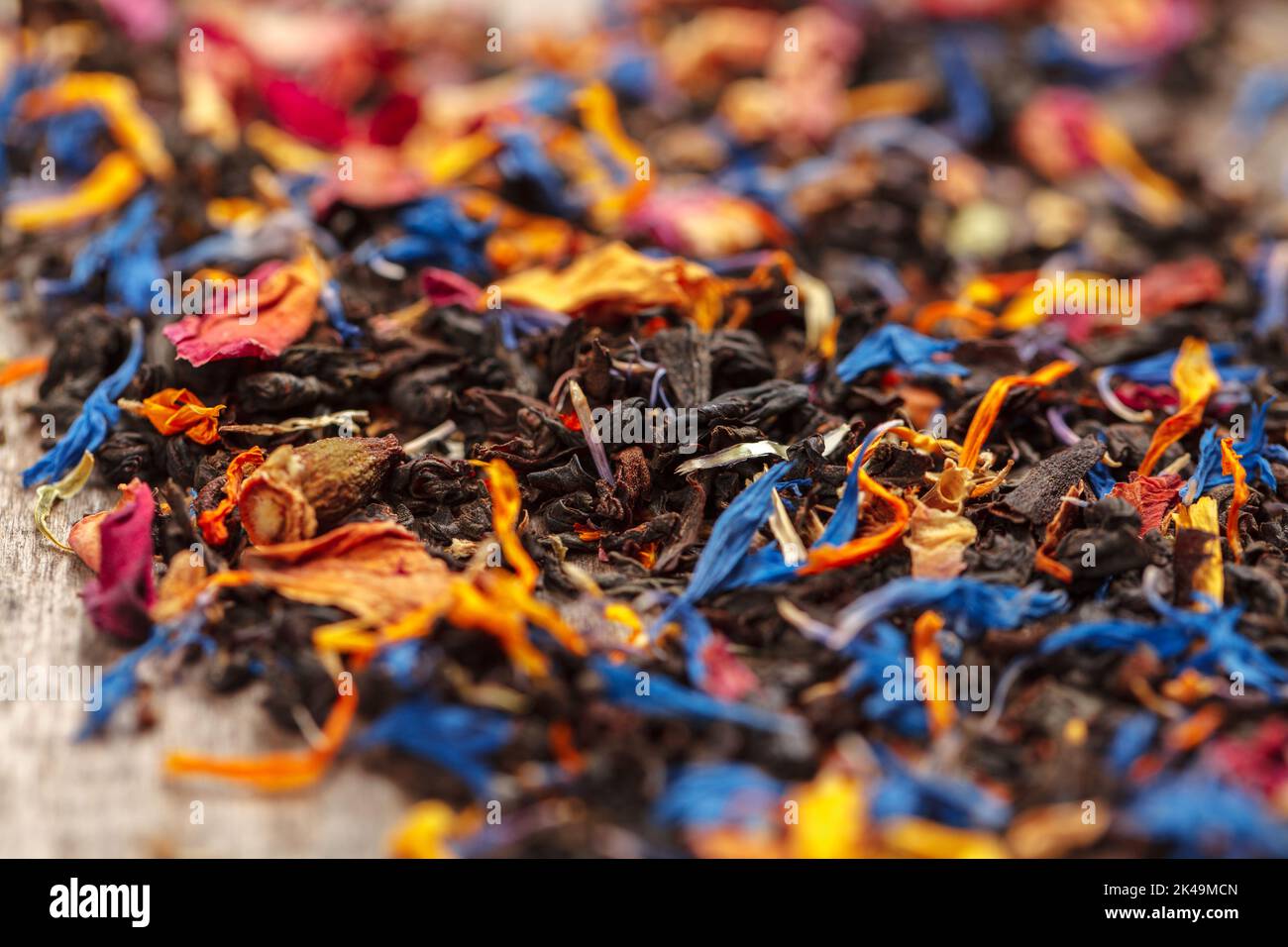 Hand Ful Handful of natural tea on a wodden surface Stock Photo - Alamy