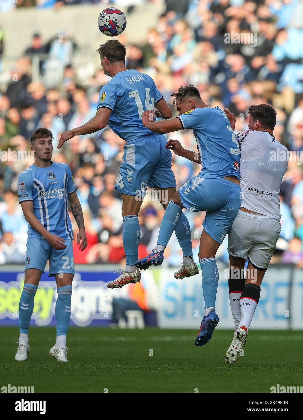 Ben Sheaf #14 of Coventry City wins a header during the Sky Bet Championship match Coventry City vs Middlesbrough at Coventry Building Society Arena, Coventry, United Kingdom, 1st October 2022  (Photo by Gareth Evans/News Images) Stock Photo