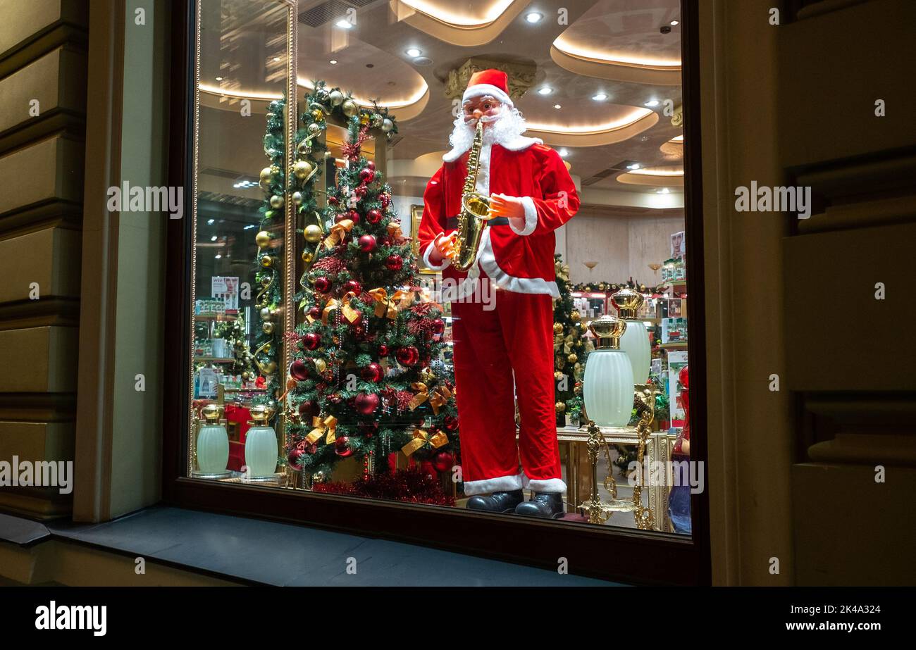 November 22, 2021, Moscow, Russia. Santa Claus is playing the saxophone in the window of a souvenir shop. Stock Photo
