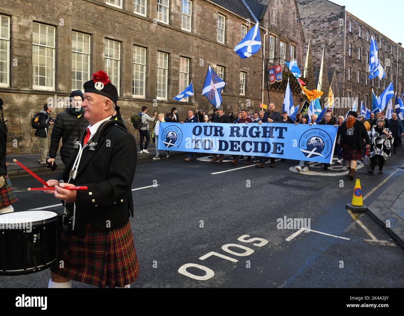 Edinburgh, Scotland, UK. 1st, October, 2022. Thousands of people march through Edinburgh to the Scottish paliament building at Holyrood demanding 'independence' from British rule. Douglas Carr/Alamy Live News Stock Photo