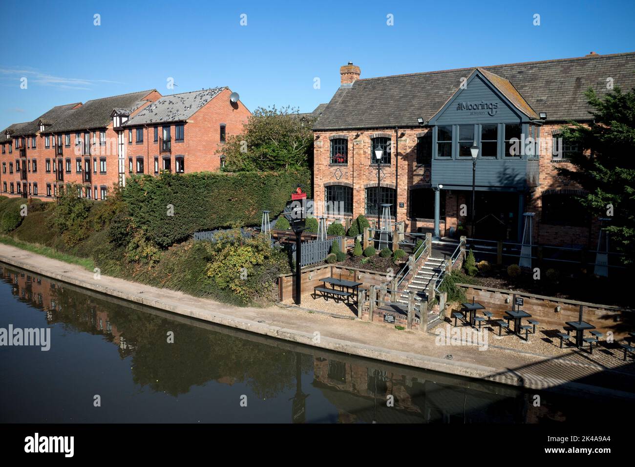 The Moorings pub alongside the Grand Union Canal, Leamington Spa, Warwickshire, UK Stock Photo