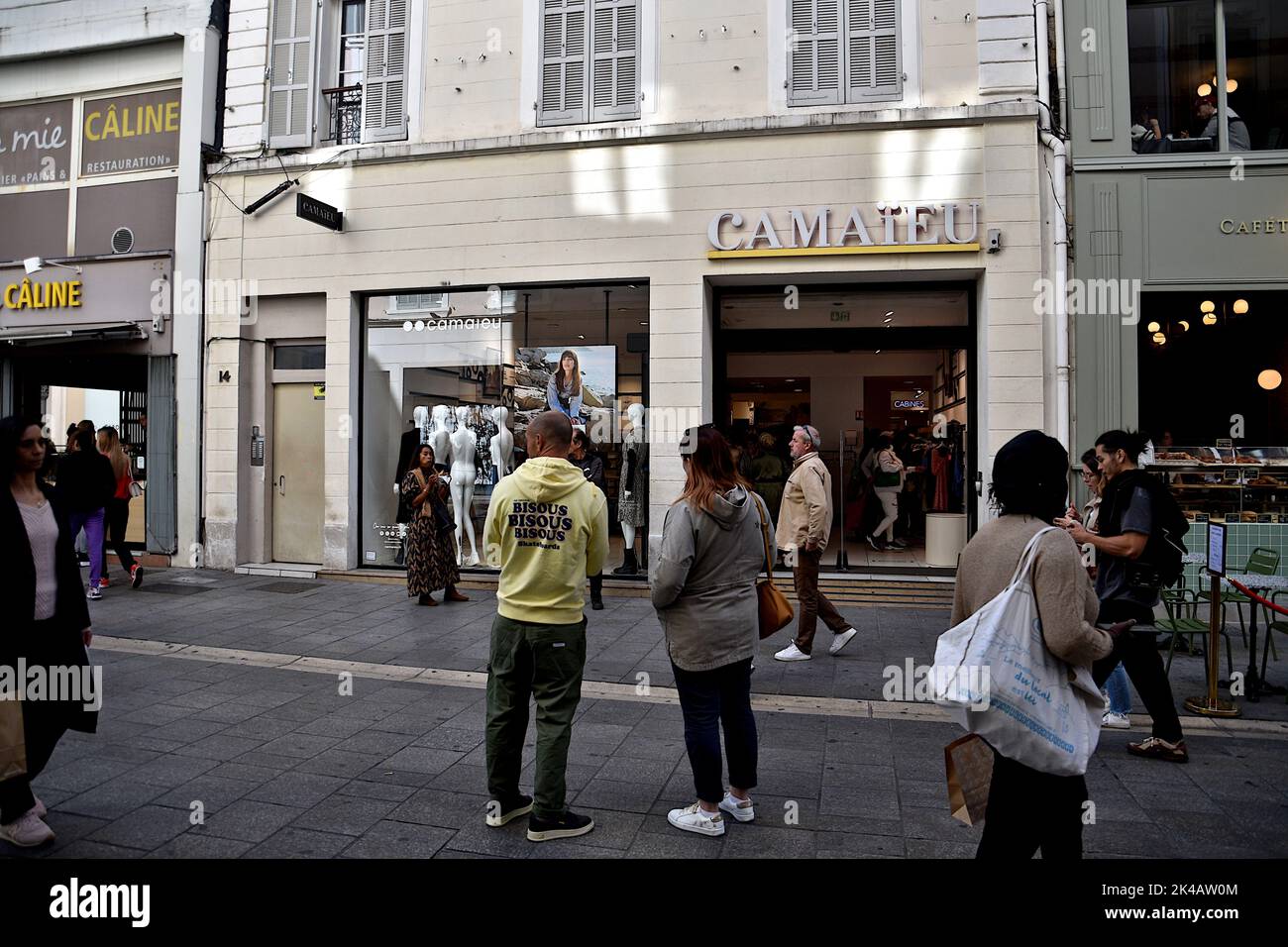 Marseille, France. 1st Oct, 2022. People are seen walking past the CamaÃ¯eu store on Rue Saint-Ferréol in Marseille. 38 years after its creation, the ready-to-wear company CamaÃ¯eu officially disappears on Saturday October 1, 2022. The 514 French stores are lowering the curtain after the judicial liquidation pronounced by the Commercial Court of Lille on Wednesday September 28, 2022. (Credit Image: © Gerard Bottino/SOPA Images via ZUMA Press Wire) Stock Photo