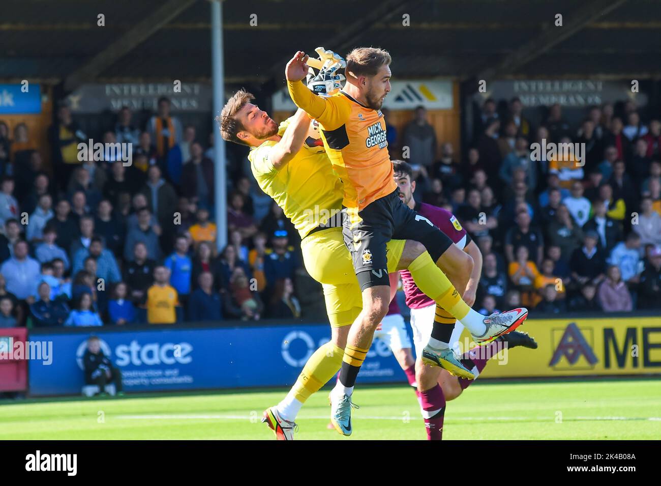 Cambridge, UK. 1st October 2022Sam Smith (10 Cambridge United) challenges Goalkeeper Joe Wildsmith ( Derby) during the Sky Bet League 1 match between Cambridge United and Derby County at the R Costings Abbey Stadium, Cambridge on Saturday 1st October 2022. (Credit: Kevin Hodgson | MI News) Credit: MI News & Sport /Alamy Live News Stock Photo