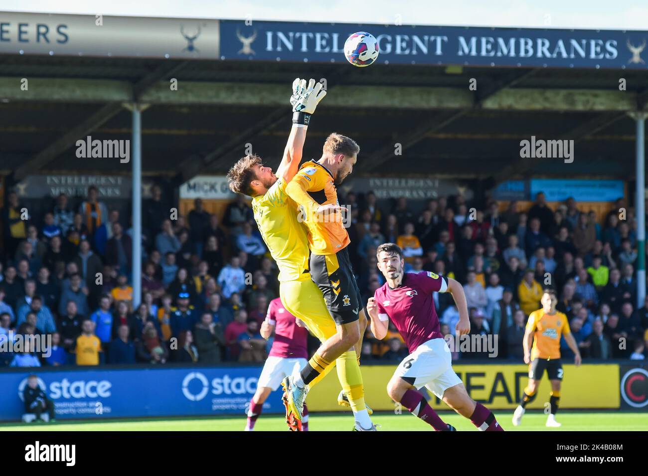 Cambridge, UK. 1st October 2022Goalkeeper Joe Wildsmith ( Derby) challenges Sam Smith (10 Cambridge United) during the Sky Bet League 1 match between Cambridge United and Derby County at the R Costings Abbey Stadium, Cambridge on Saturday 1st October 2022. (Credit: Kevin Hodgson | MI News) Credit: MI News & Sport /Alamy Live News Stock Photo