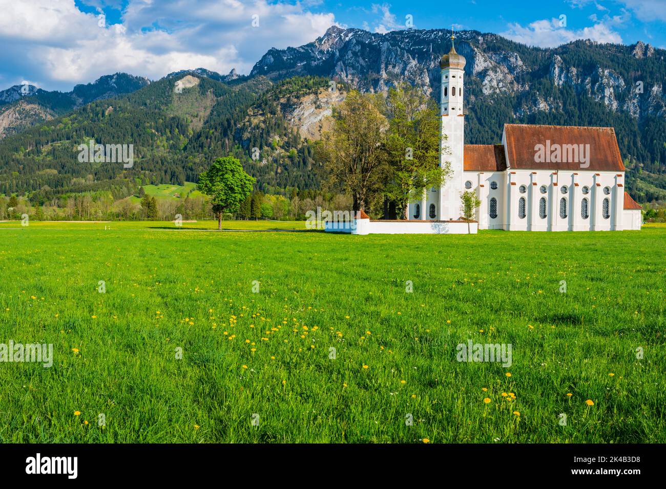 Baroque church of St. Coloman, behind it the Tegelberg mountain range ...