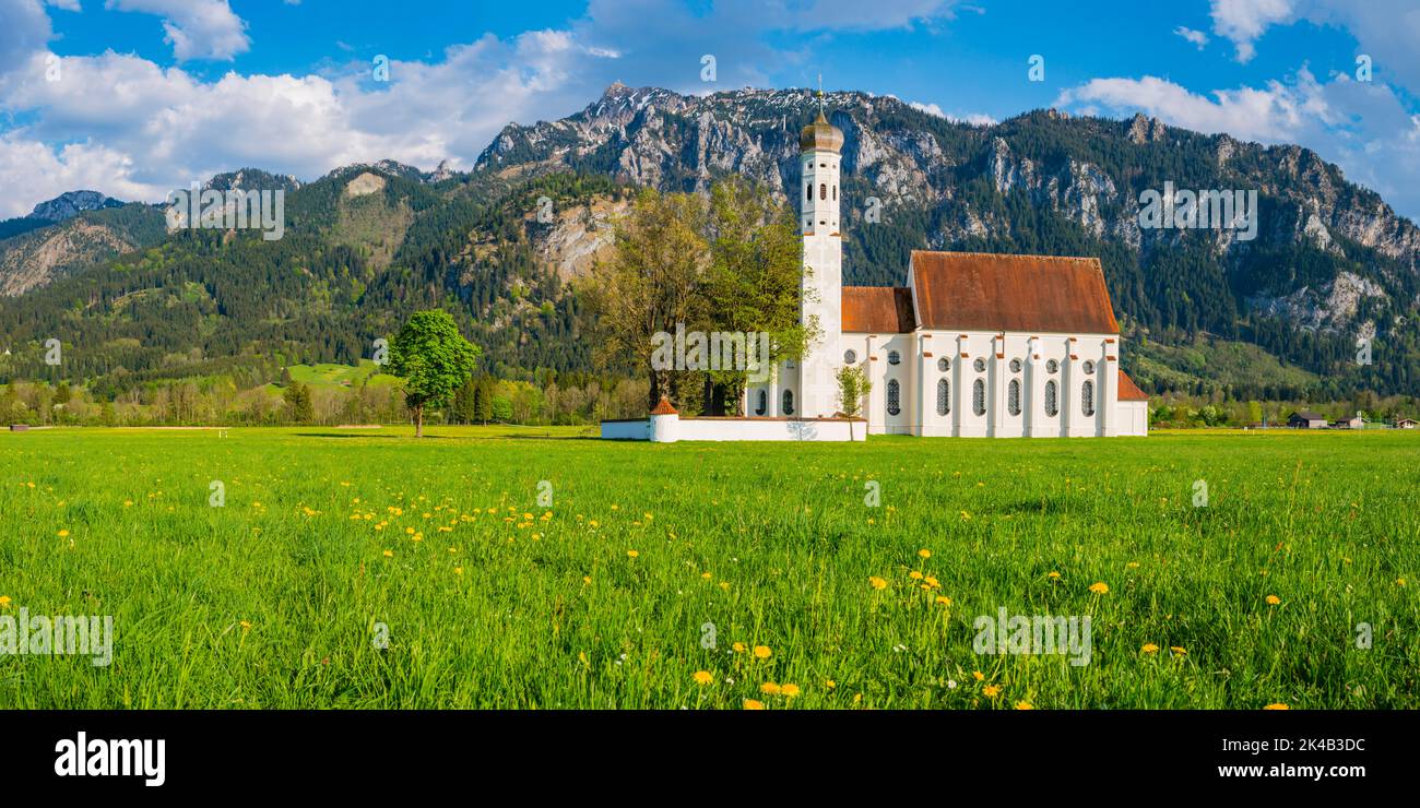 Baroque church of St. Coloman, behind it the Tegelberg mountain range ...