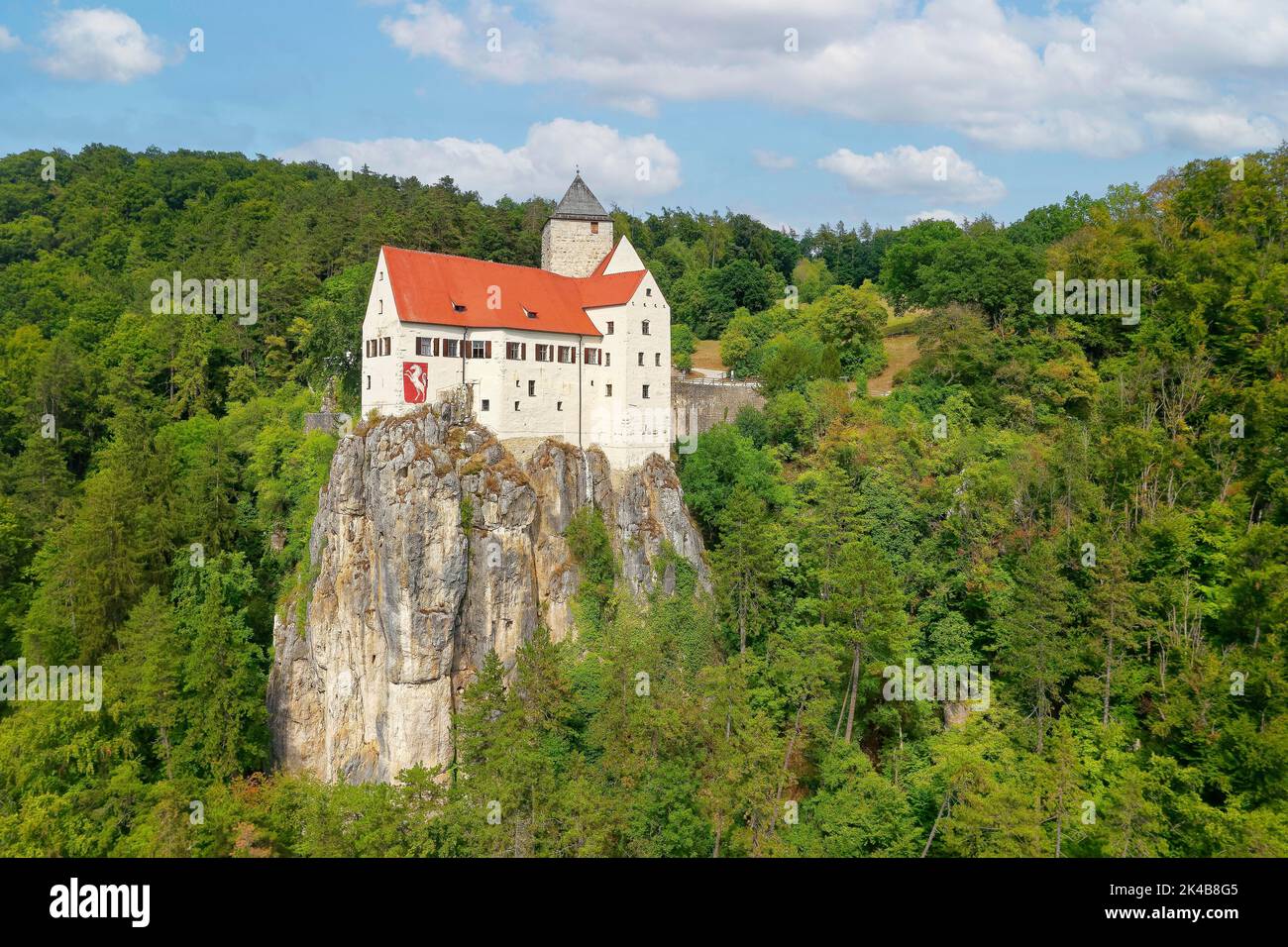 Prunn Castle, hilltop castle, first mentioned in 1037, stands on steep limestone cliff on Main-Danube Canal, Schlossprunn, district of Riedenburg Stock Photo