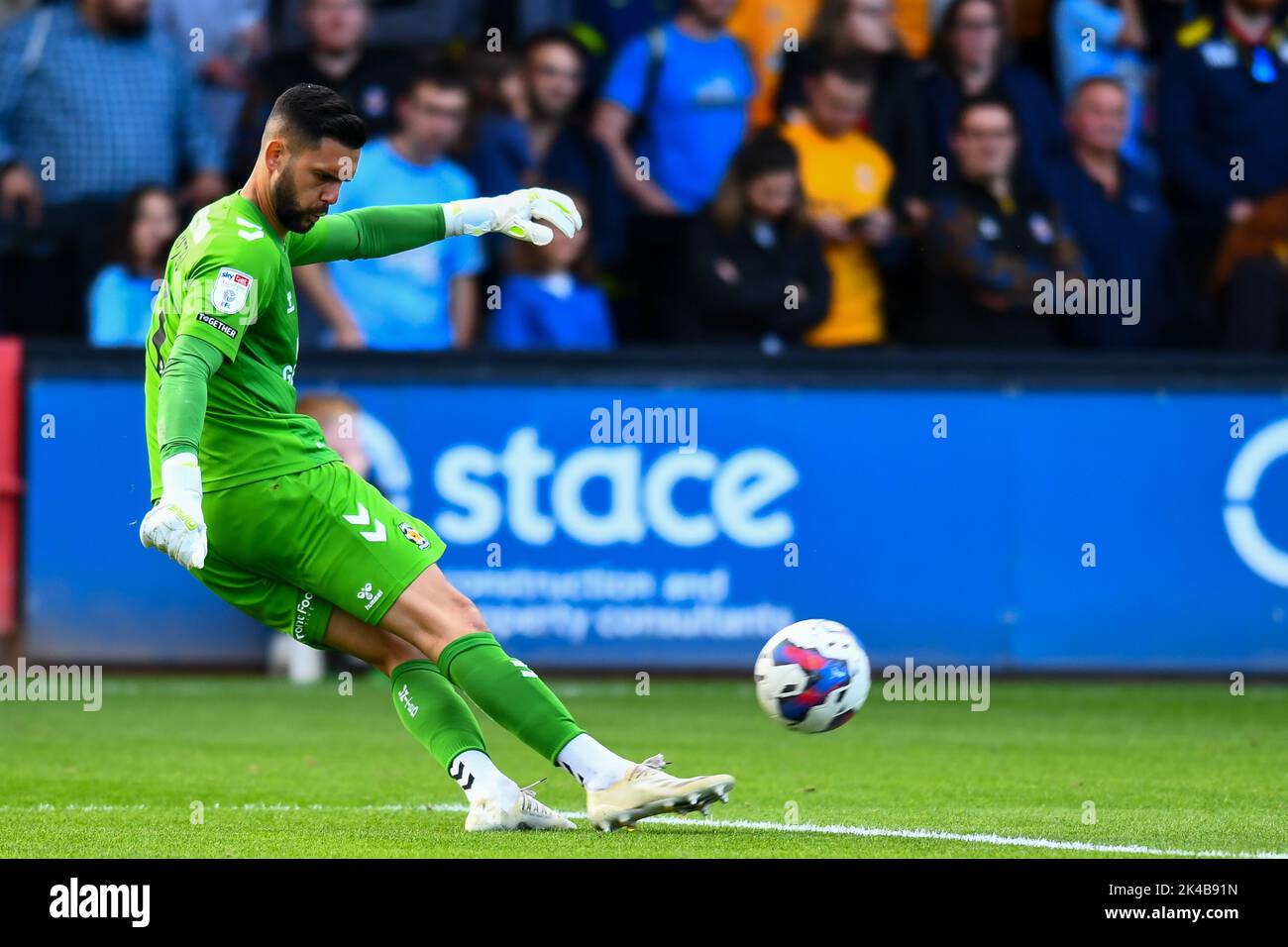 Cambridge, UK. 1st October 2022Goalkeeper dimitar mitov (1 cambridge united) during the Sky Bet League 1 match between Cambridge United and Derby County at the R Costings Abbey Stadium, Cambridge on Saturday 1st October 2022. (Credit: Kevin Hodgson | MI News) Credit: MI News & Sport /Alamy Live News Stock Photo